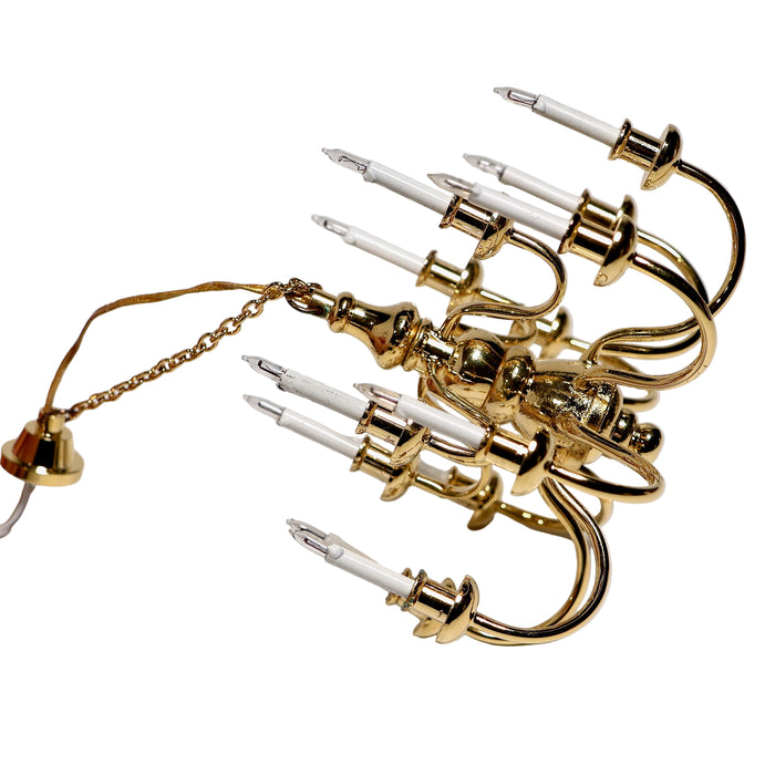 Nukkekodin kattokruunu metallia.