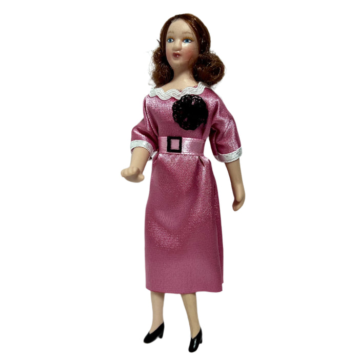 Naisnukke satiinimekossa.