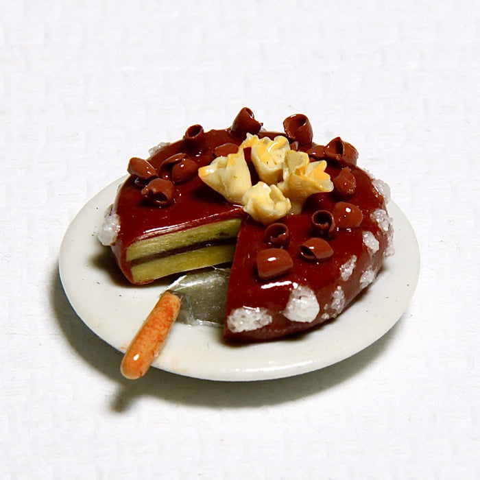 Chocolate cake and cake shovel on a plate