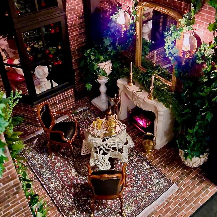 Klassinen olohuone nukkekodissa.