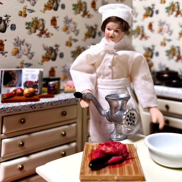 Jauhelihaa ja veitsi leikkuulaudalla