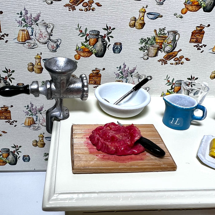 Jauhelihaa ja veitsi leikkuulaudalla