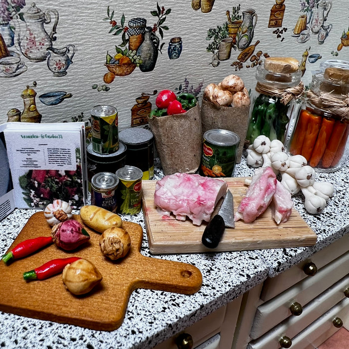 Lihaa ja veitsi leikkuulaudalla