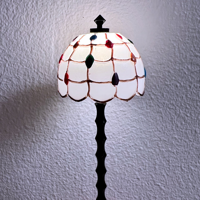 Golvlampa, vit skärm med färgade dekorationer, LED