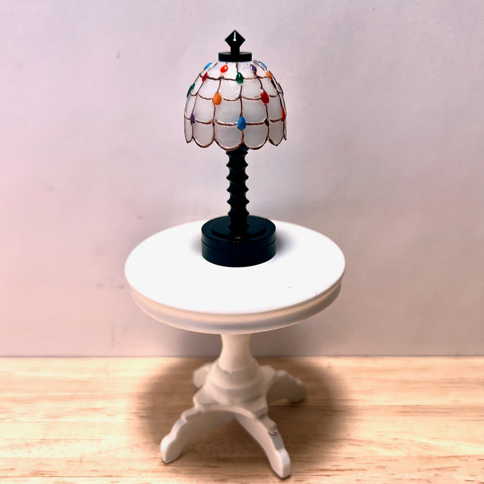 Bordslampa, vit skärm med färgade dekorationer, LED