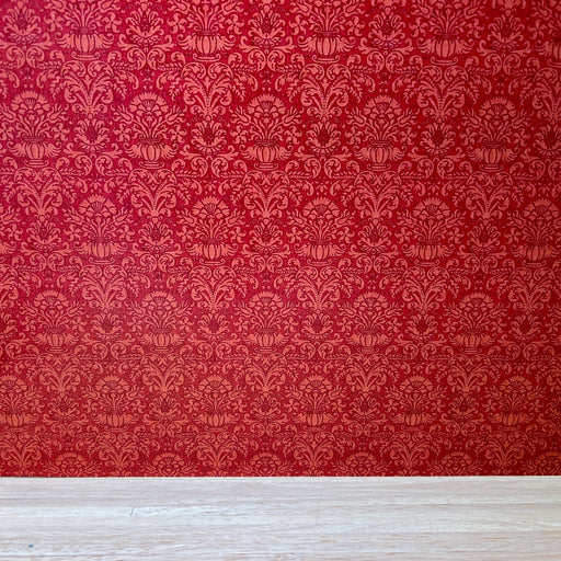 Punakuvioinen tapetti nukkekotiin.