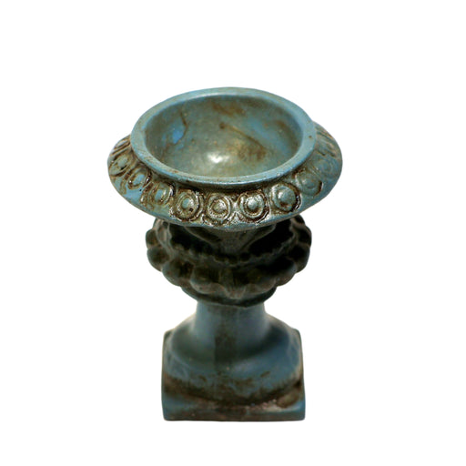 Miniatyyriruukku nukkekodin pihalle