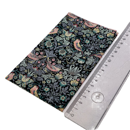 William Morris kangas nukkekotiin.