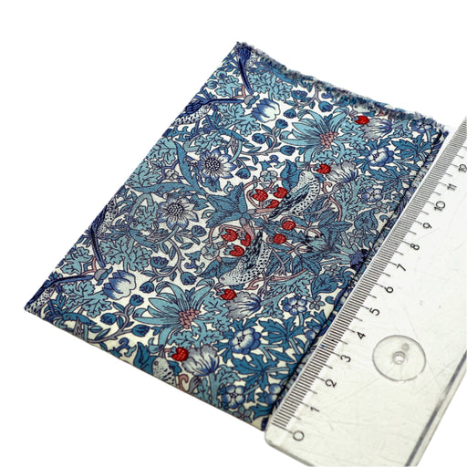 sininen kangas nukkekodin sisustukseen.