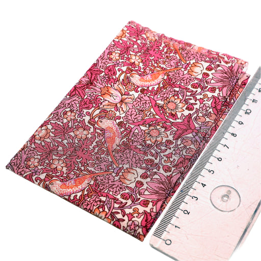 Punakuvioinen kangas miniatyyreihin.