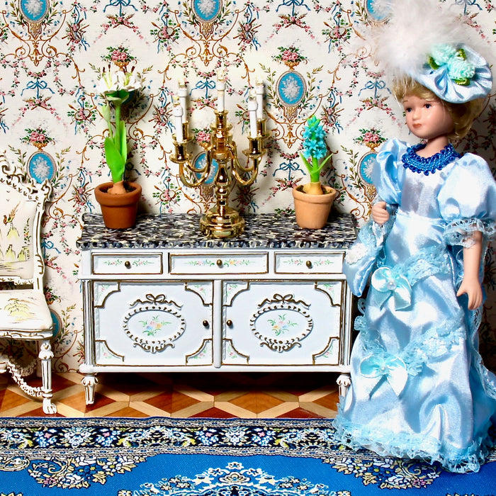 Lady, light blue, handbag in hand