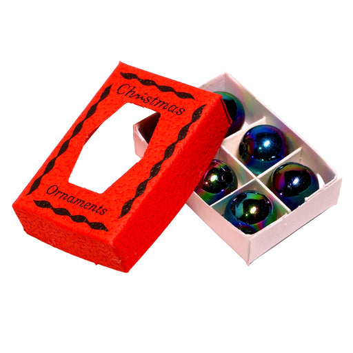 joulukuusen pallot rasiassa.