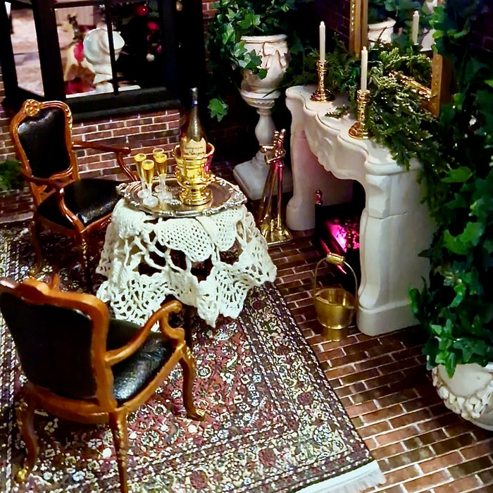 Klassinen nukkekodin olouone.