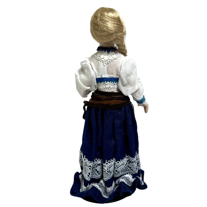 suomalainen nukke takaapäin.