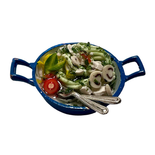 Vihanneksia ja pastaa pannulla.