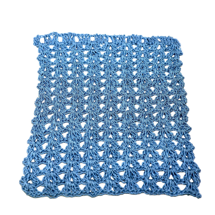 virkattu peitto nukkekotiin.