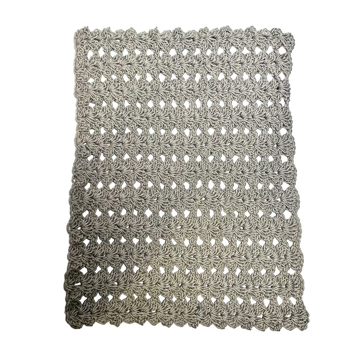 vaaleanharmaa päiväpeitto kotimaista käsityötä.