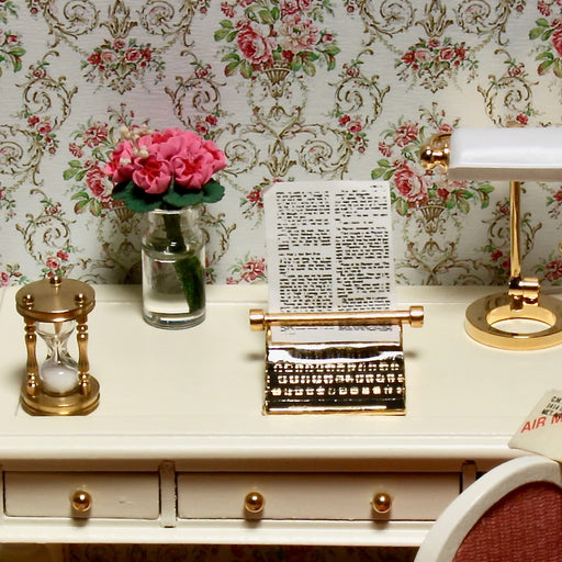 Pieni kirjoituspöytä vanhanajan malliin.