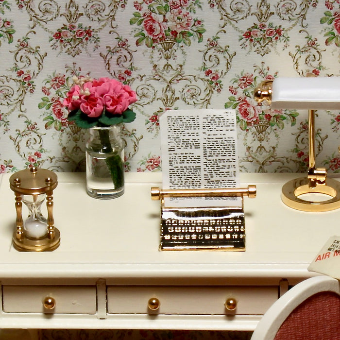 Pieni kirjoituspöytä vanhanajan malliin.