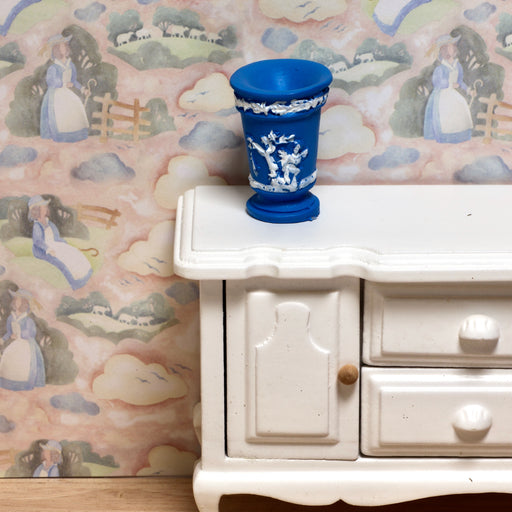 Maljakko lipastolla.