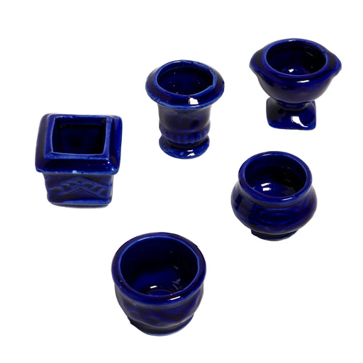 Pieniä kukkaruukkuja.