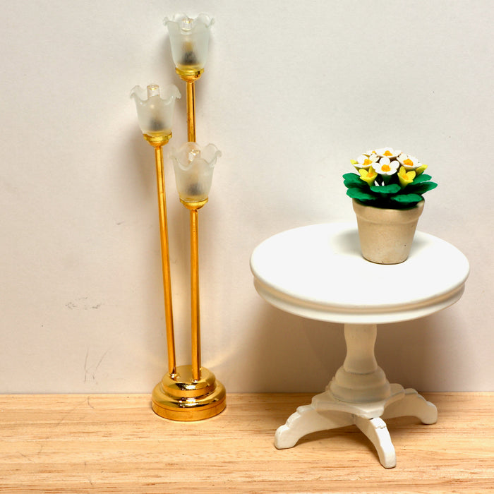 Pieni jalkalamppu paristoilla.