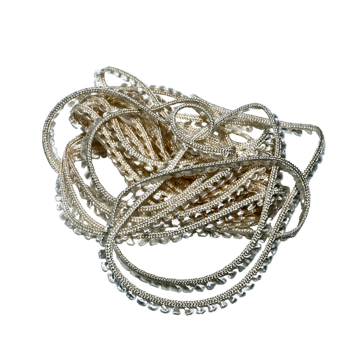 Vaalea picot-nauha.