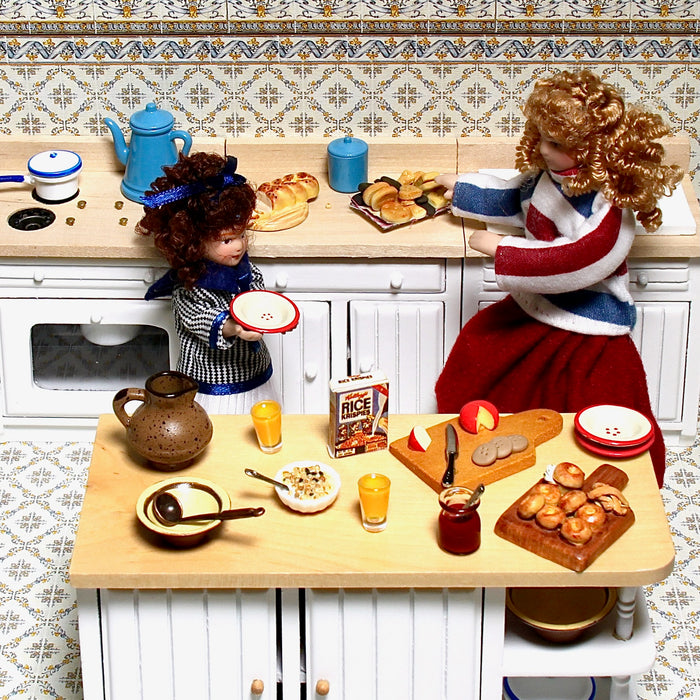 Aamiaistarjoilu nukkekodissa.