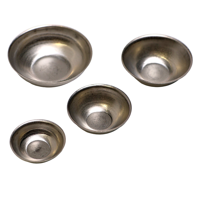 Miniatyyrikulhot metallia.