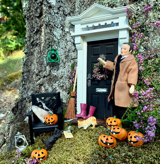 Syksyinen nukkekodin ovi.