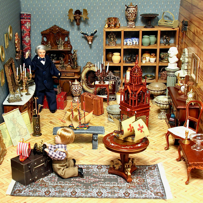 Antiikkikauppa nukkekodissa.