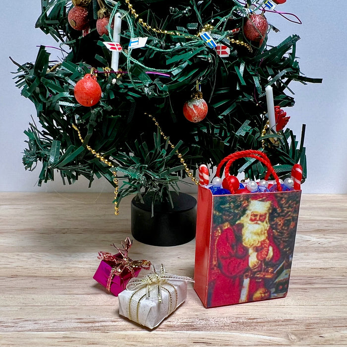 Jouluinen kassi kuusen alla.