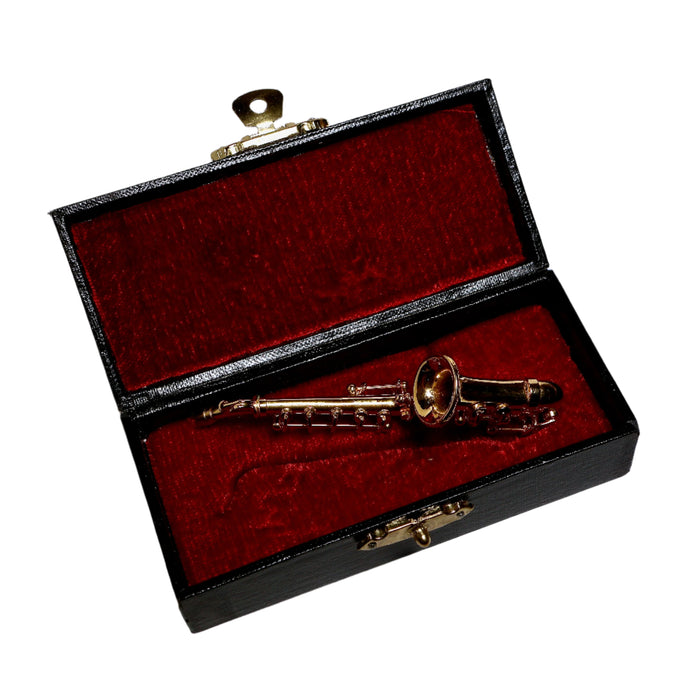 Pieni saksofoni soitinkotelossa.