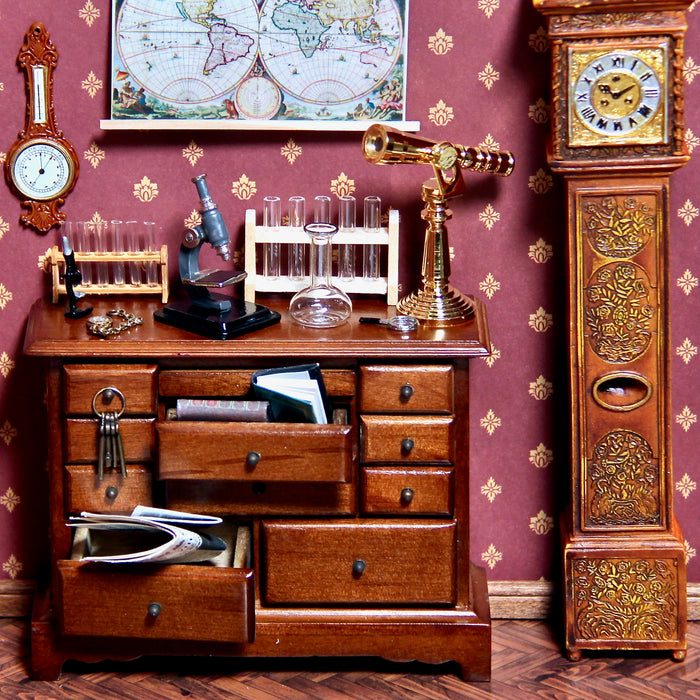 Tutkijan välineet lipastolla.