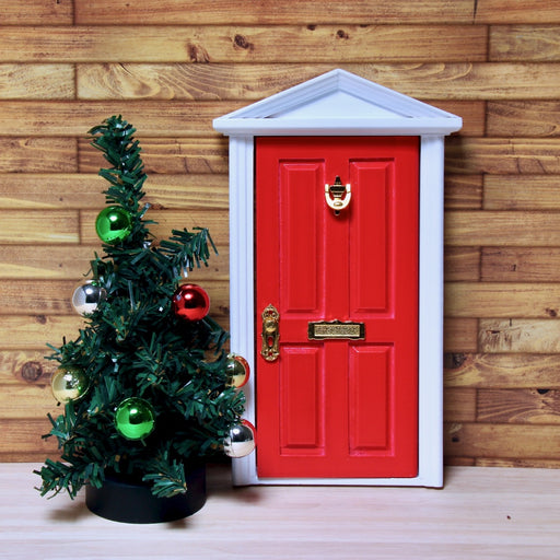 Tonttuovi tai nukkekodin ovi.