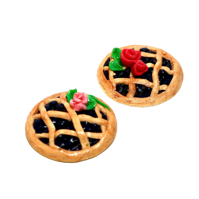 Mustrikkapiirakka nukkekotiin.