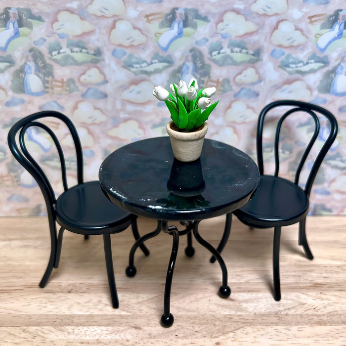 Musta kahvilapöytä ja tuolit.