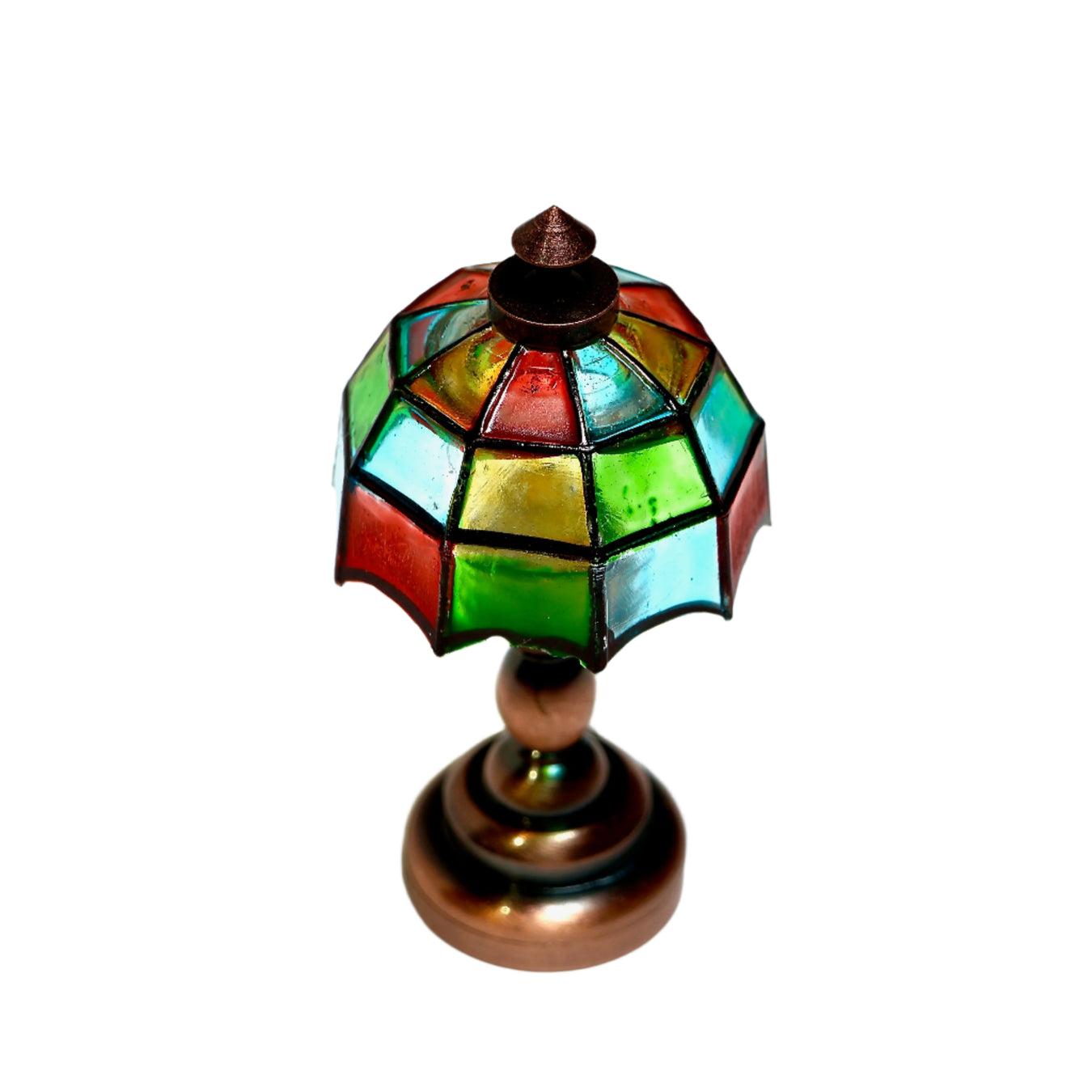 Paristolla toimiva lamppu on helppokäyttöinen nukkekodissa