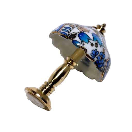 Pieni pöytälamppu posliinikuvulla.