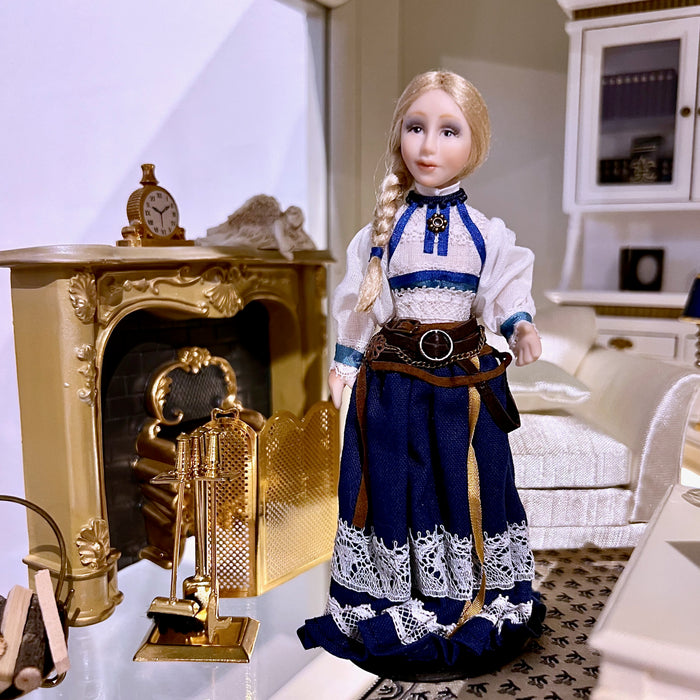 Posliininukke olohuoneessa.