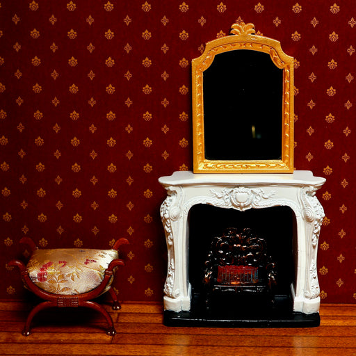 Koristeellinen takka ja peili.