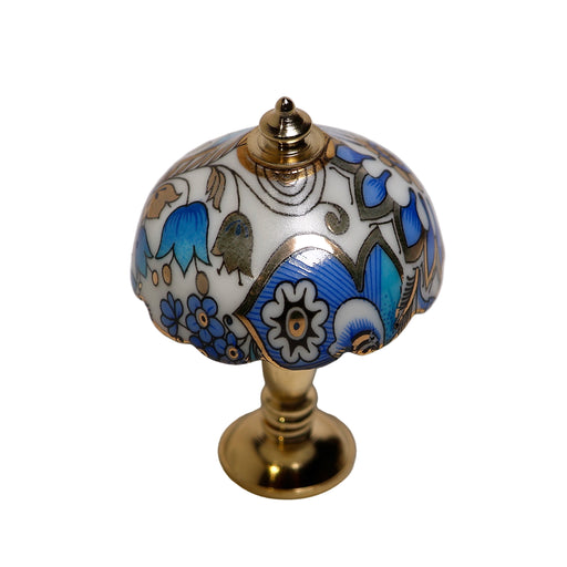 sinivalkoinen pöytälamppu.