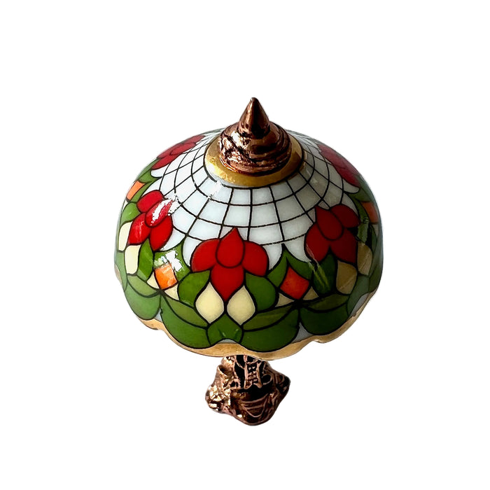 Pieni pöytälamppu.