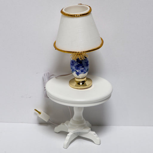 Nukkekodin pöytälamppu.