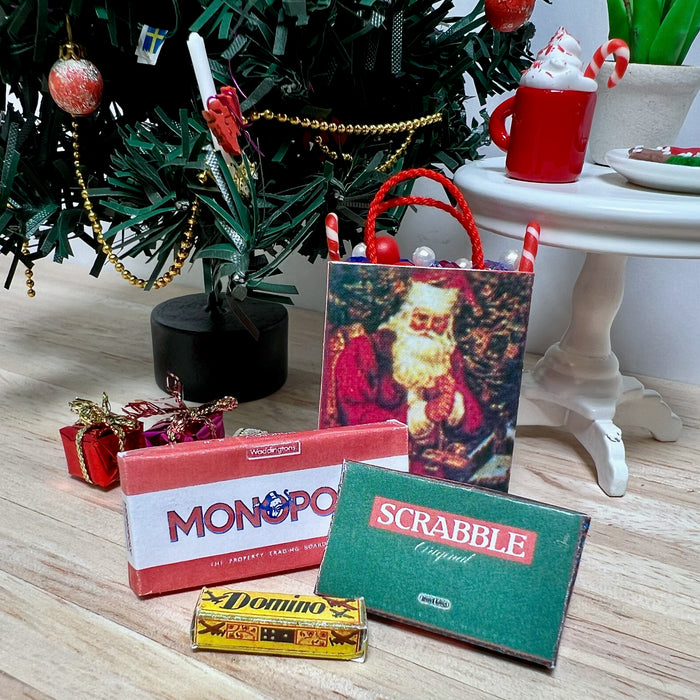 Miniatyyripelit nukkekotiin.