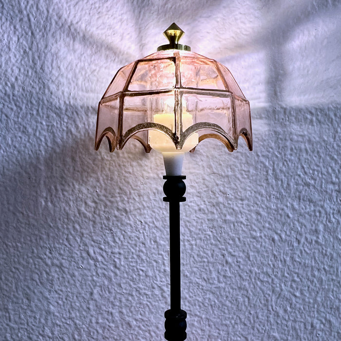 Valaistu nukkekodin lamppu.