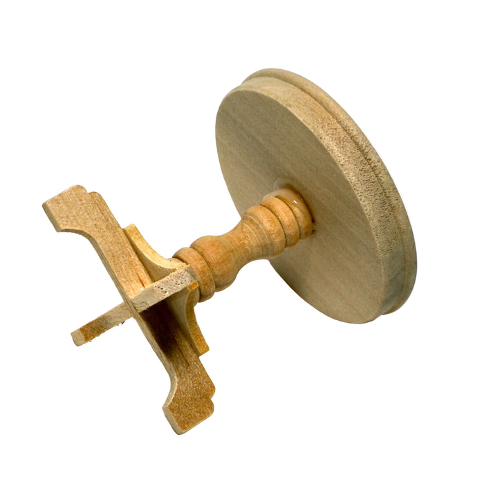 Puinen pöytä koristeellisella jalalla.