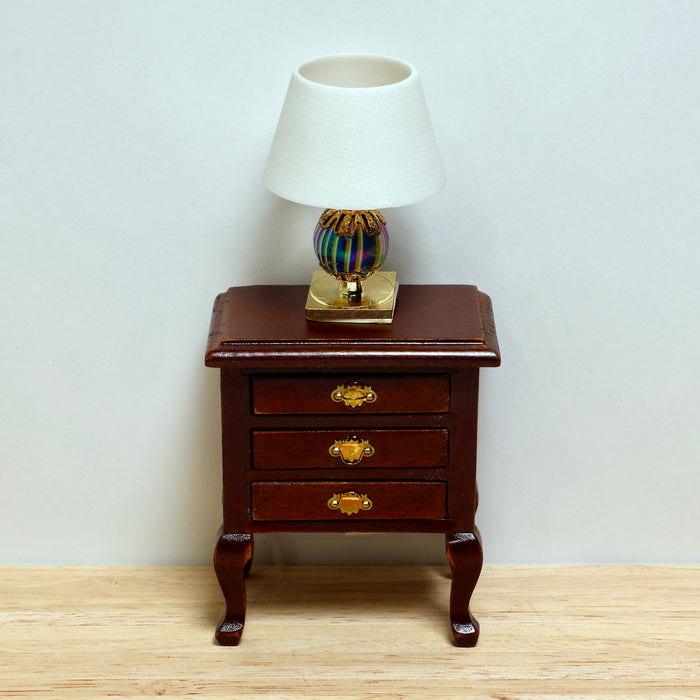 Miniatyyrilamppu lipastolla.