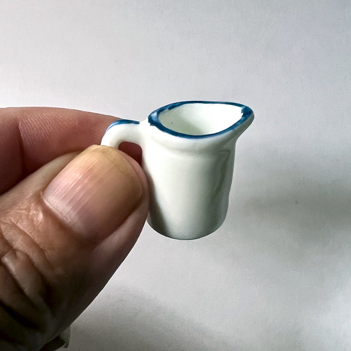 Sinivalkoinen miniatyyrikannu.