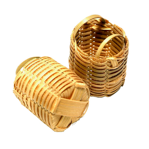 Nukkekodin punottu kori.